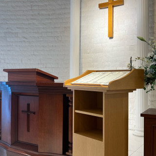 祭壇と結婚証明書の台