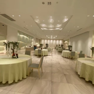 白を基調とした披露宴会場の全体写真