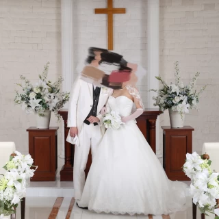 チャペルの祭壇のツーショット
