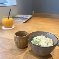 釜飯,お汁物(メイン料理として出る)と温州みかんのジュース