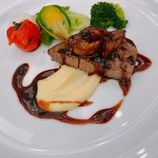メインの牛肉とフォアグラ