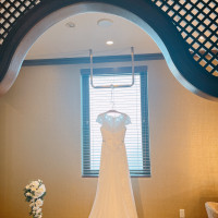 花嫁さんが着るドレスが自然光で照らされてるブライズルーム