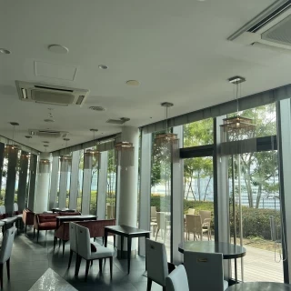 待合のところもテーブルと椅子がたくさんあります