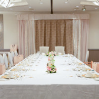 披露宴会場の正面から見たテーブル