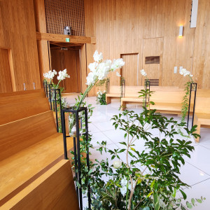 チャペルの椅子と花|647679さんの鶴見ノ森 迎賓館の写真(1697285)