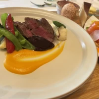 お肉のメイン料理です。
