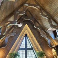 木の温もりを感じる素敵なチャペル