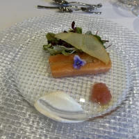 お花が可愛いですね、サーモンも大きくて美味しかったです