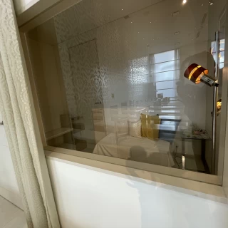 子供が泣いても入って、部屋から挙式を見れます