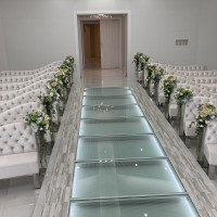 透明な床と真っ白なチャペル。祭壇からの景色