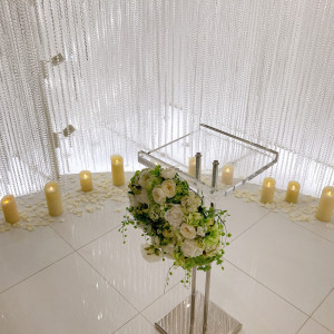 キラキラな祭壇とサイン台は透明で会場と統一感あり|647868さんの千草ホテルの写真(1788700)