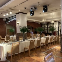 長テーブルの披露宴会場