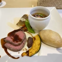 オマール海老とトリュフのフランや牛肉、鯛など