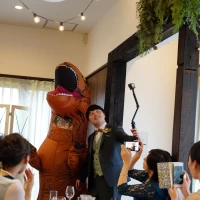 サプライズ余興。スタッフも知らないことだったらしい。順応に対