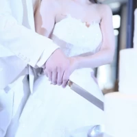 新郎と新婦がケーキ入刀するところ。