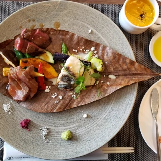 お肉が美味しかったです。葉っぱのお皿がお洒落でした。