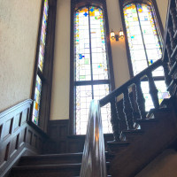 ステンドグラスが美しい階段で写真映えすると思います。