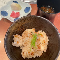 炊き込みご飯と味噌汁と漬物