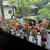 メインテーブル装花と披露宴会場からみえる中庭
