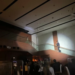 披露宴階段　ダーズンローズ