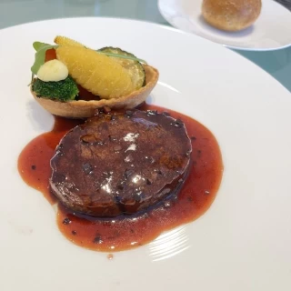 黒トリュフソースのステーキ
