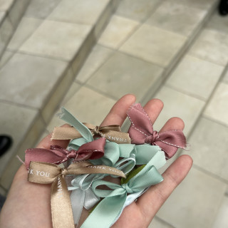 新郎新婦へのフラワーシャワーならぬリボンシャワー