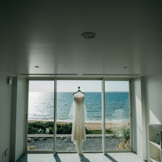ドレスを吊るすことができ、窓からの眺望は海が見える。