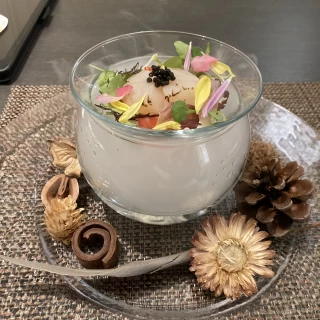 下にドライアイスが入っているそうです。