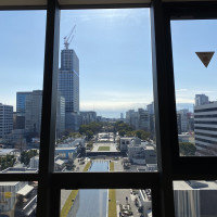 窓から見える景色は、名古屋の中心部