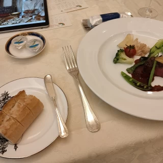 パンと肉料理