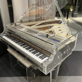 KAWAIのクリスタルピアノ（YOSHIKIモデル）