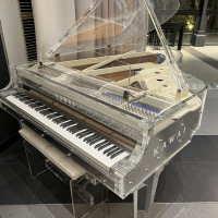 KAWAIのクリスタルピアノ（YOSHIKIモデル）