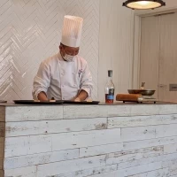 セミオープンキッチンで料理長の演出