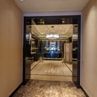 ホテル棟の披露宴会場へ続く廊下。モダンで上質な雰囲気です