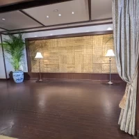 オリエンタルの会場の寄せ木の壁面。和装も洋装も映えそう