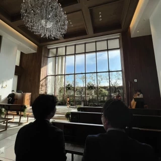 外が見える挙式会場