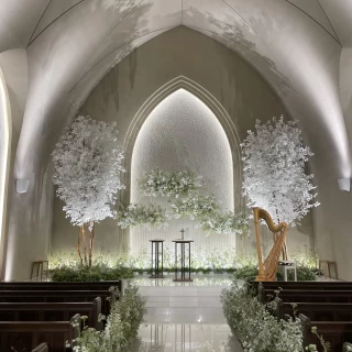 チャペルの中も花と緑に溢れている。