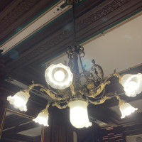 天井の照明。ここにも宮家の紋章