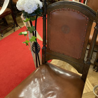 チャペルのゲスト用の椅子。宮家の紋章が刻まれている。