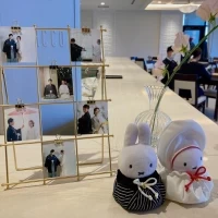 受付に和装前撮りを飾った