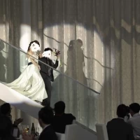2階から登場