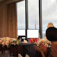 メインテーブル側に新郎新婦＋東京タワーが見えます