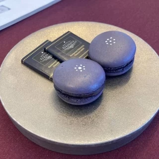 コーヒーや紅茶と一緒に出していただいたマカロンとチョコ