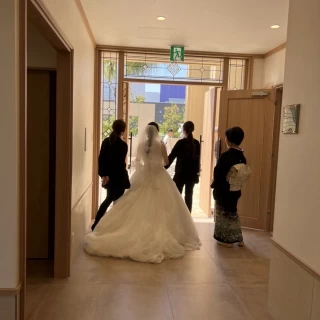 控え室から式場に向かっています