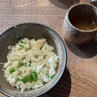 季節によって具材が変わる釜飯