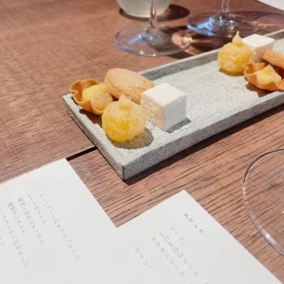 スナックと一緒にオリジナルクッキーを一緒に並べていただいた
