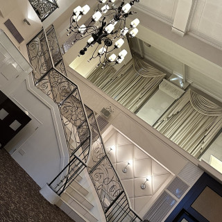 チャペルと披露宴会場を結ぶ大きな階段