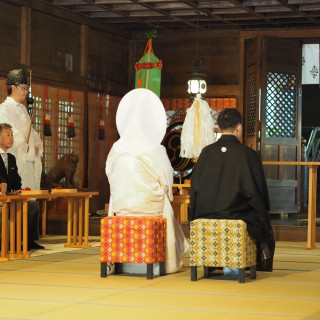神社での挙式風景。友人も参列可能でした。