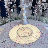 ピンクの花びらが白い床に映えます。