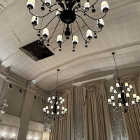 披露宴会場の高い天井